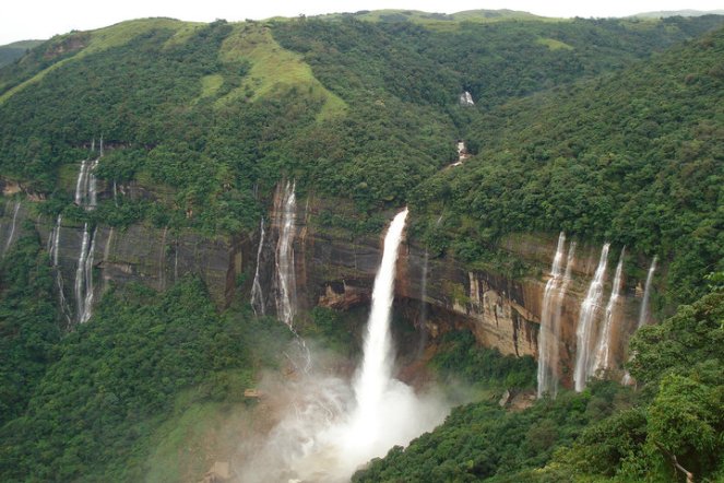 Nohkalikai-falls-Meghalaya